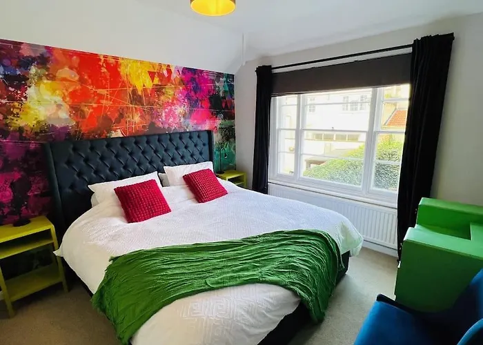 Entire Stylish Colourful Two Bed Flat In Clifton