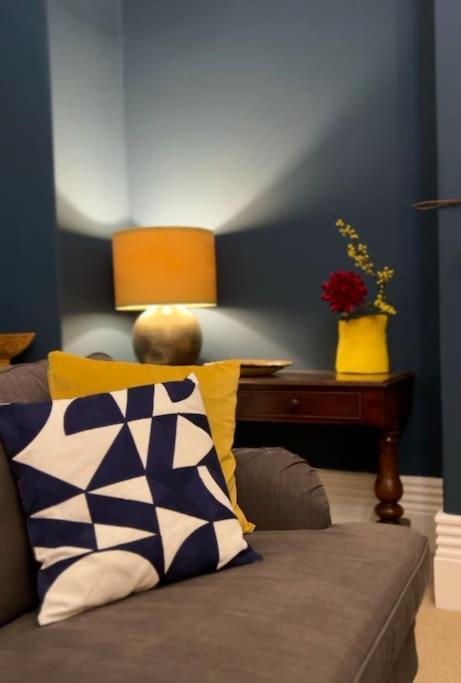 Entire Stylish Colourful Two Bed Flat In Clifton *