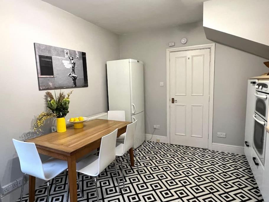 Entire Stylish Colourful Two Bed Flat In Clifton Apartment *